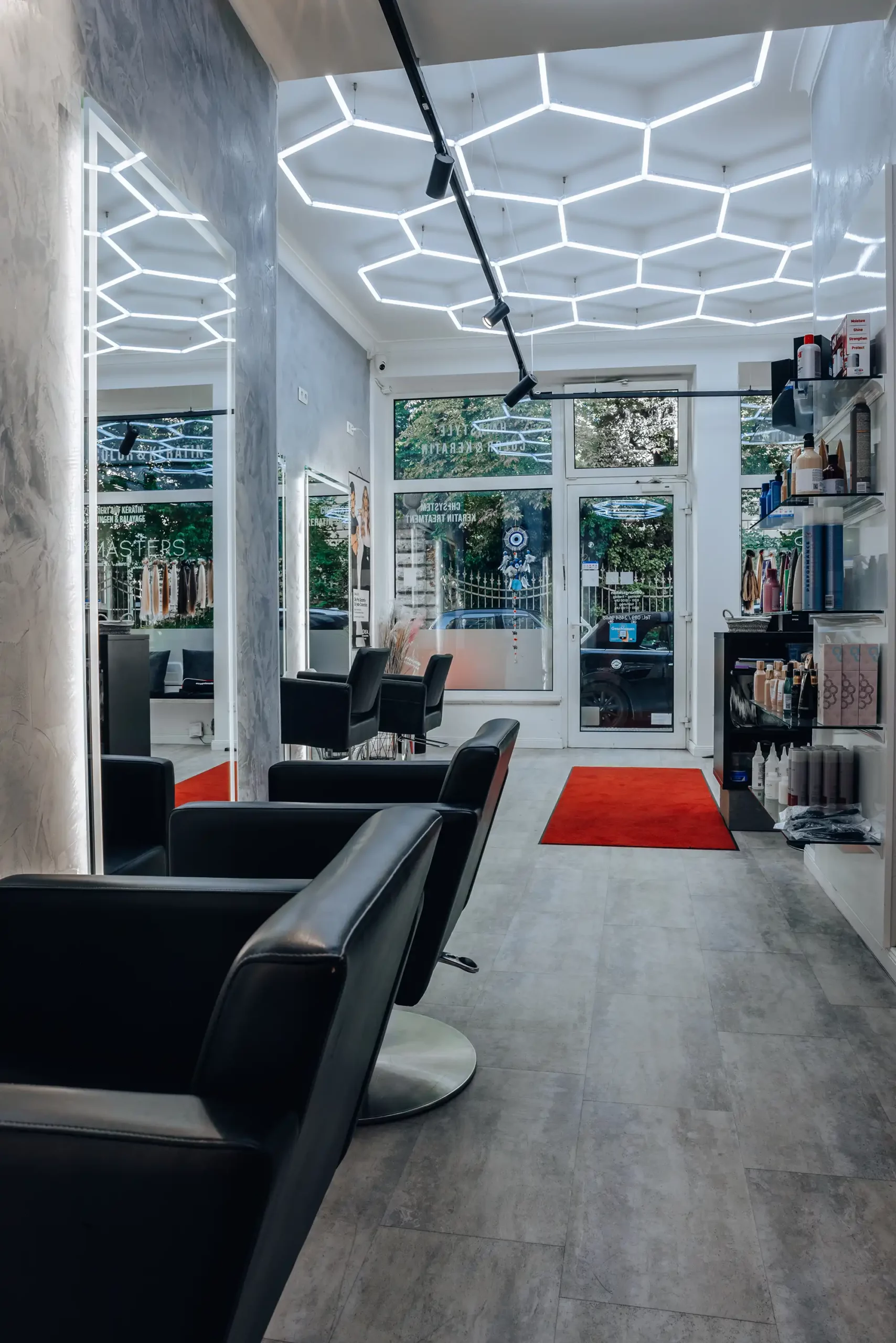 Moderner Innenraum von Headmasters & Beauty in München