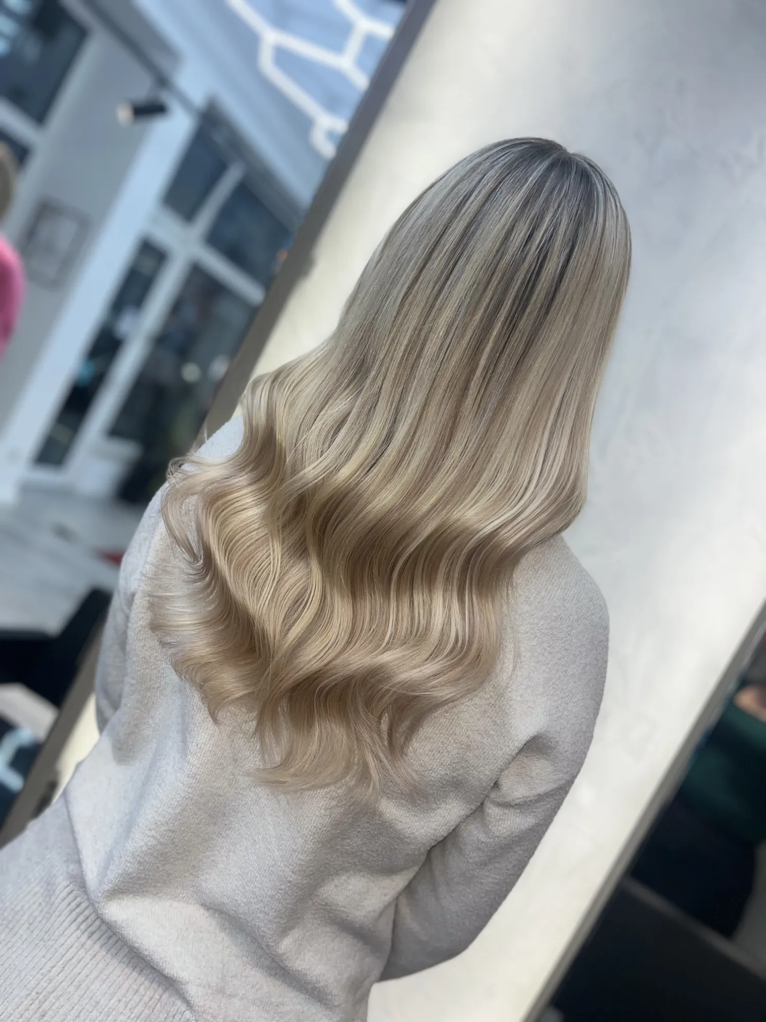 Glänzendes blondes Haar nach einem Styling bei Headmasters & Beauty